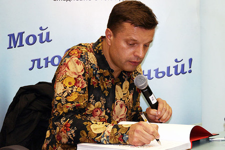 Леонид Парфенов подписывает книгу серии «Намедни. Наша эра»